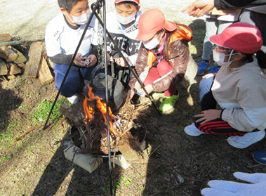 木質バイオマスの学習では火おこししてお湯を沸かす